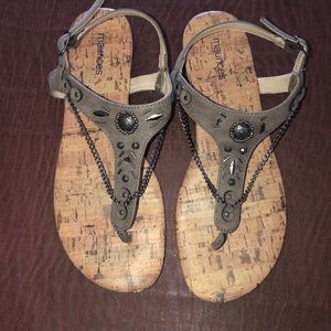 maurice’s chain detailed sandals!